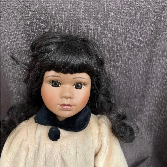 SPECIAL MEMORIES CASSANDRA PORCELAIN AFRICAN AMERICAN COLLECTOR'S DOLL 16" - Picture 2 of 4